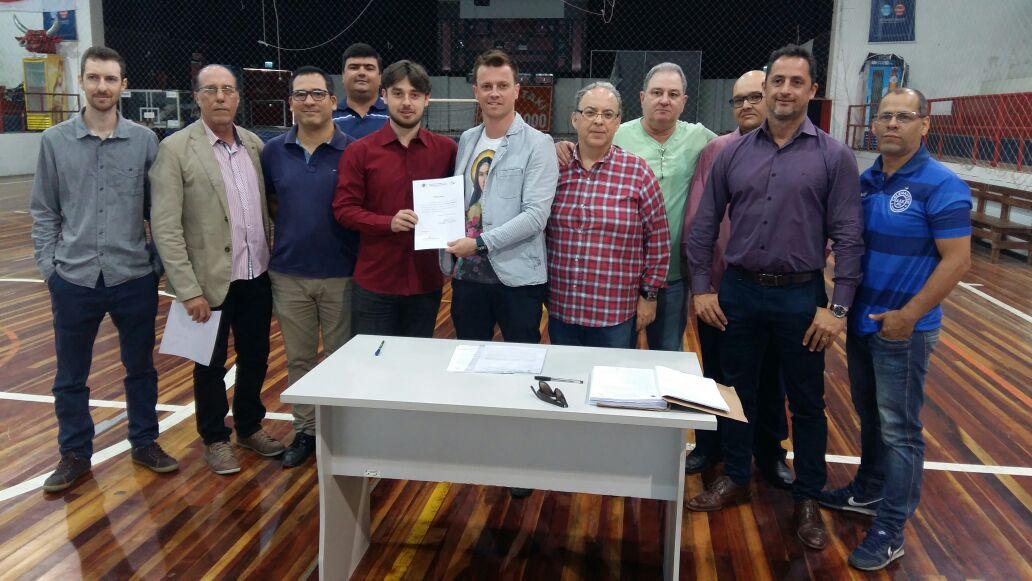 Legislativo participa de ação para reforma do ginásio municipal